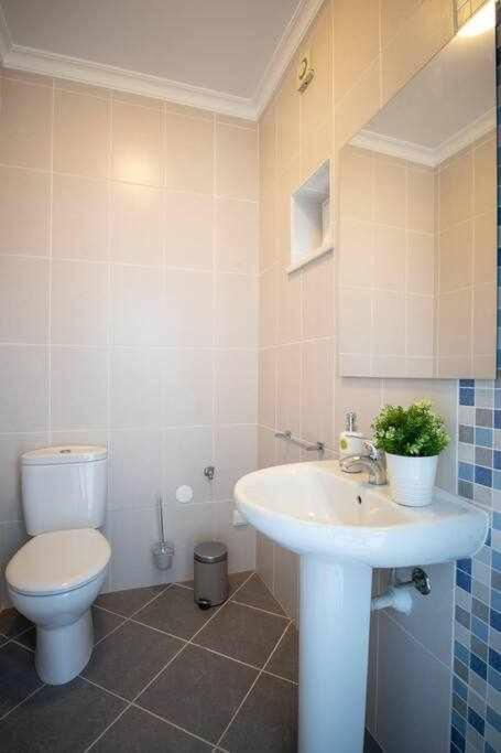 Modern 3Br Apt W/ Lg Terrace, Bbq, Ac & Parking 타비라 외부 사진