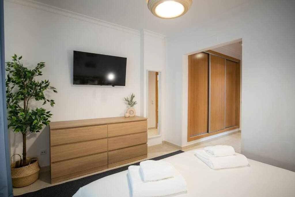 Modern 3Br Apt W/ Lg Terrace, Bbq, Ac & Parking 타비라 외부 사진
