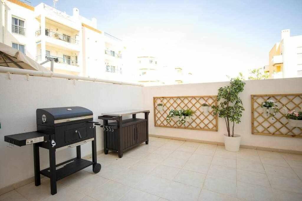 Modern 3Br Apt W/ Lg Terrace, Bbq, Ac & Parking 타비라 외부 사진