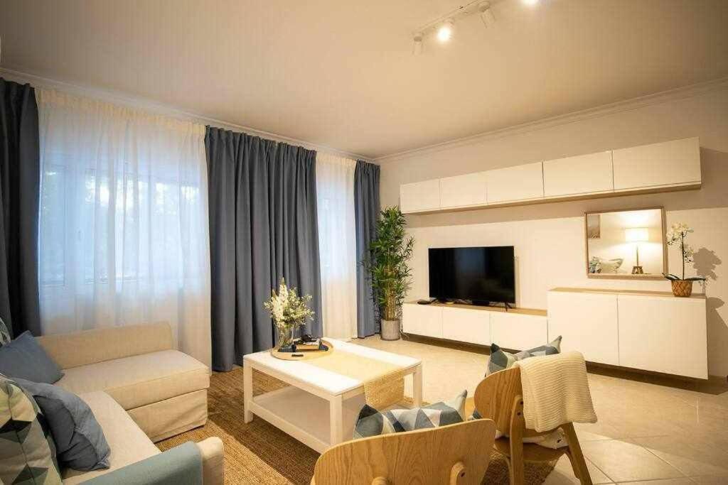 Modern 3Br Apt W/ Lg Terrace, Bbq, Ac & Parking 타비라 외부 사진